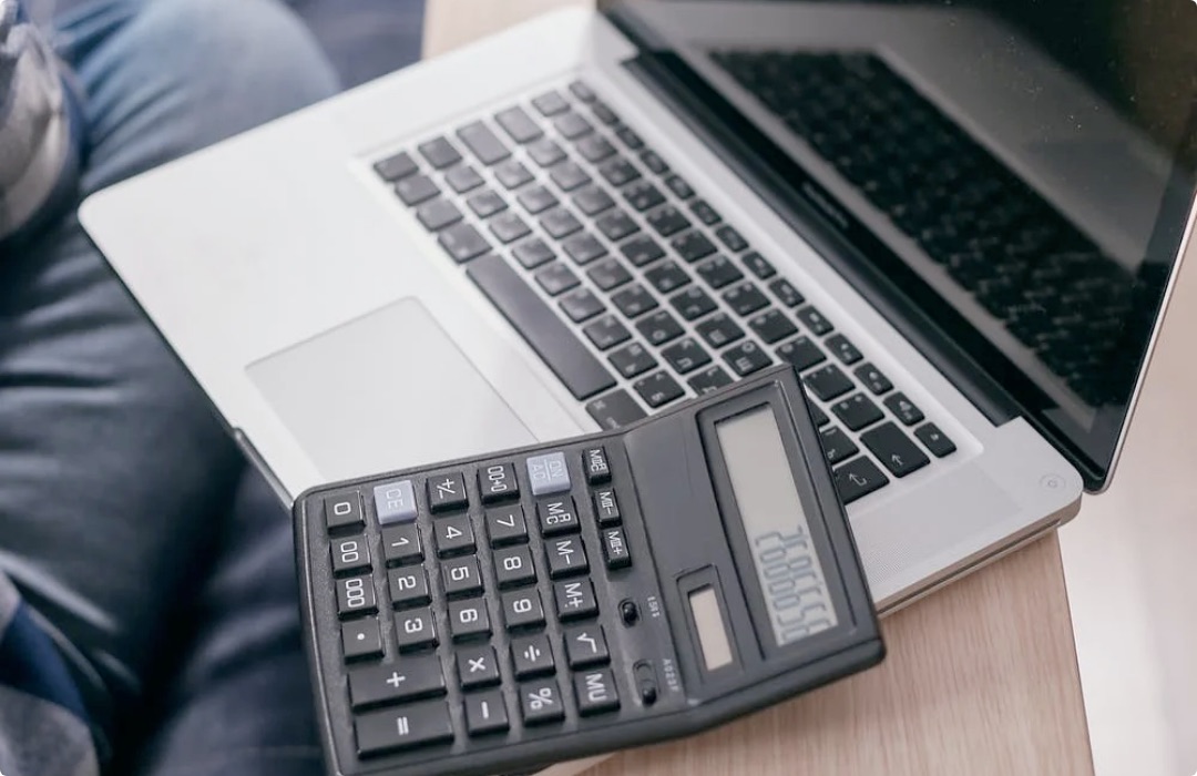 Macbook-and-calculator